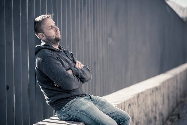 Jovem Homem Atraente Sofrendo Depressão Estresse Sentado Sozinho Triste Rua — Fotografia de Stock