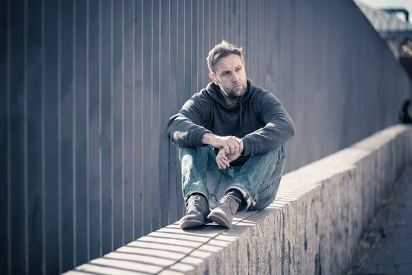 Aantrekkelijke Jongeman Lijden Depressie Stress Zit Alleen Verdrietig Straat Gevoel — Stockfoto