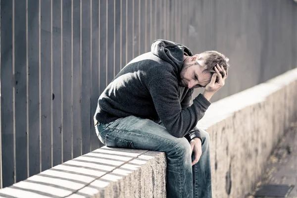 Jovem Homem Atraente Sofrendo Depressão Estresse Sentado Sozinho Triste Rua — Fotografia de Stock