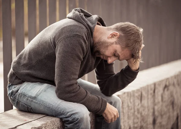 Jovem Homem Atraente Sofrendo Depressão Estresse Sentado Sozinho Triste Rua — Fotografia de Stock