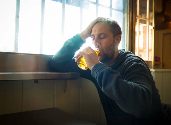 Προσωπογραφία Άνδρα Ελκυστική Καυκάσιος Πίνοντας Μπύρα Ένα Μπαρ Παμπ Αίσθηση — Φωτογραφία Αρχείου