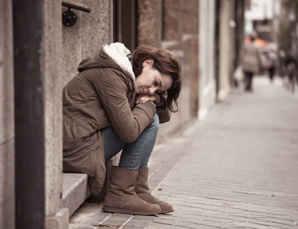 Çekici kadın üzgün mutsuz kalbi kırık ve yalnız şehir ruh sağlığı duygusal ağrı kötü niyetli İlişkiler ve yalnızlık kavramı kentsel sokakta oturan felling depresyon acı.