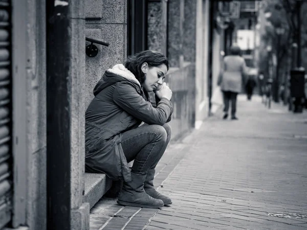 Atrakcyjna Kobieta Cierpi Depresję Ścinka Smutny Niezadowolony Załamany Samotny Siedzący — Zdjęcie stockowe