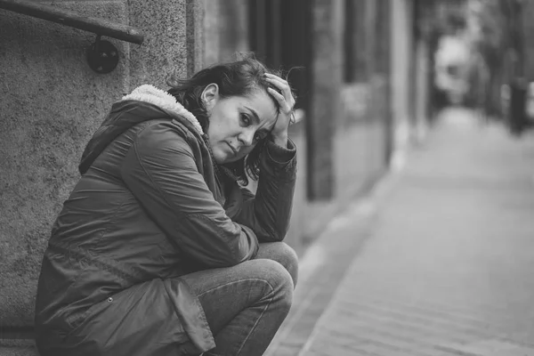 Mulher Atraente Que Sofre Depressão Derrubando Triste Infeliz Coração Partido — Fotografia de Stock