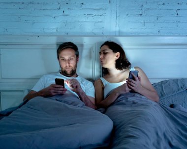 Yaşam tarzı telefon bağımlısı adam koca ve duygu sinirli sinirli eş kadın göz ardı ve üzgün Internet, sosyal medya oyunları ve teknoloji bağımlılığı ve ilişki iletişim sorunları.