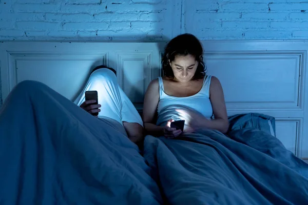 Triste Homem Mulher Casal Usando Seu Telefone Celular Inteligente Cama — Fotografia de Stock