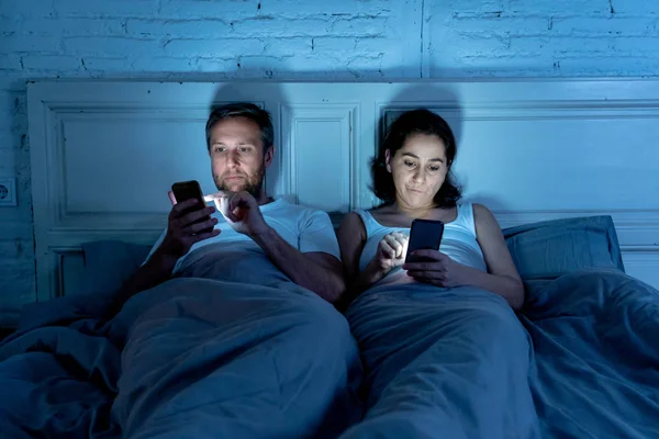 Junges Paar Spät Der Nacht Bett Mit Smartphones Die Von — Stockfoto