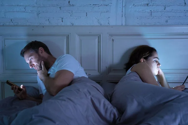 Casal Jovem Cama Tarde Noite Usando Telefones Inteligentes Obcecados Com — Fotografia de Stock