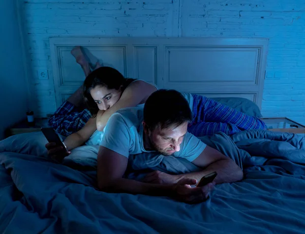 Trauriges Ehepaar Das Sein Smartphone Nachts Bett Benutzt Und Sich — Stockfoto