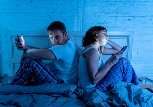 Junges Paar Spät Der Nacht Bett Mit Smartphones Die Von — Stockfoto