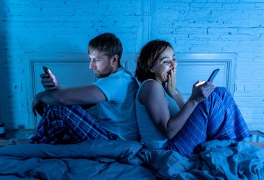 Çift yatak kullanarak telefonları, üzgün ve internet bağımlısı karısı onu yok sayar ve cep telefonu sosyal ağ bağımlılığı ve ilişki aile içi sorunları sahiptir tatminsiz koca sinirli.