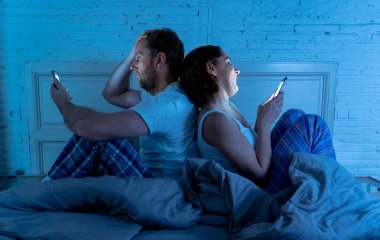 Çift yatak kullanarak telefonları, üzgün ve internet bağımlısı karısı onu yok sayar ve cep telefonu sosyal ağ bağımlılığı ve ilişki aile içi sorunları sahiptir tatminsiz koca sinirli.