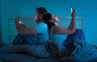 Çift yatak kullanarak telefonları, üzgün ve internet bağımlısı karısı onu yok sayar ve cep telefonu sosyal ağ bağımlılığı ve ilişki aile içi sorunları sahiptir tatminsiz koca sinirli.