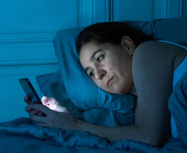 Viciado Jovem Bela Mulher Conversando Navegando Internet Usando Seu Telefone — Fotografia de Stock