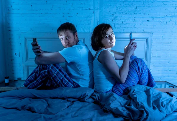 Jeune Couple Lit Tard Dans Nuit Utilisant Des Téléphones Intelligents — Photo