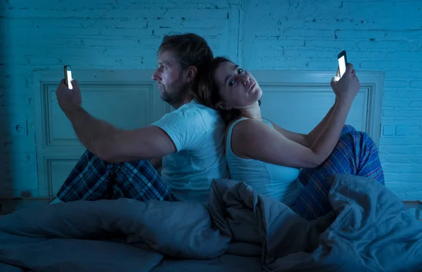 Triste Hombre Mujer Casaron Usando Teléfono Móvil Inteligente Cama Por — Foto de Stock