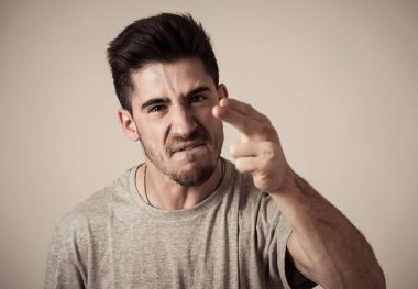 Genç şiddet adam portresi kadar öfkeli ve çılgın uyar gösterilen ve parmakla kameraya bakarak kızgın yüzü ile kapatın. İnsan yüz ifadeleri, duygu ve davranış sorunları kavramı.