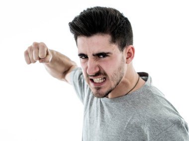 Genç şiddet adam portresi kadar öfkeli ve çılgın uyar gösterilen ve parmakla kameraya bakarak kızgın yüzü ile kapatın. İnsan yüz ifadeleri, duygu ve davranış sorunları kavramı.