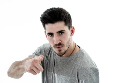 Kızgın yüz öfke duygu ve kameraya üzgün seyir ile genç adam portresi kadar yakın. İnsan yüz ifadeleri, negatif duygu ve davranış sorunları kavramı.