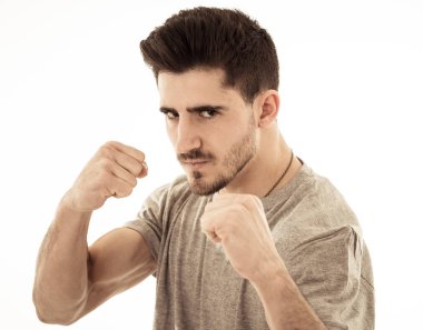 Genç şiddet adam portresi kadar öfkeli ve çılgın uyar gösterilen ve parmakla kameraya bakarak kızgın yüzü ile kapatın. İnsan yüz ifadeleri, duygu ve davranış sorunları kavramı.