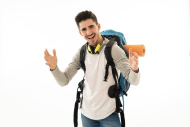 Beyaz arka plan üzerinde izole sırt çantası ile mutlu güzel latin adam portresi. Seyahat içinde dünya, gençlik ve rüya, öğrenci değişimi ve Turizm ve macera tatil kavramı tatil.