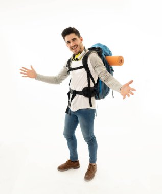 Beyaz arka plan üzerinde izole sırt çantası ile mutlu güzel latin adam portresi. Seyahat içinde dünya, gençlik ve rüya, öğrenci değişimi ve Turizm ve macera tatil kavramı tatil.