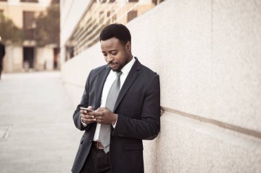 Genç adam akıllı aşınmaya üstünde hareket eden telefon açık havada city adlı metin e-posta ya da sosyal medya app sokak gönderme. Mutlu iş adamları, girişimci ve iş özgürlük iletişim teknoloji dışında çalışma.
