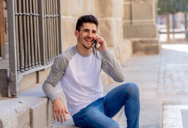 Genç çekici üniversitelim konuşuyor ve kampüs veya şehir merdivenlerde akıllı cep telefonunda arkadaşıyla Sohbet mutlu onun yirmili. İletişim, teknoloji internet ve seyahat Avrupa'da.