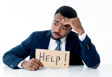 Duygu üzgün ve kurumsal overworked yardım sorun, iş kriz ve işsizlik depresyon kavramı iş için mesaj soran tutan genç çekici ve hayal kırıklığına uğramış Afrika kökenli Amerikalı işadamı.