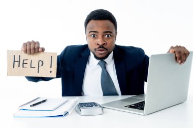 Umutsuz Afrikalı-Amerikalı işadamı işareti üzülmüş yardımını holding kızgın ve overworked, işyerinde stres acı dizüstü bilgisayar ile beyaz izole. Kişi ve iş kavramı.