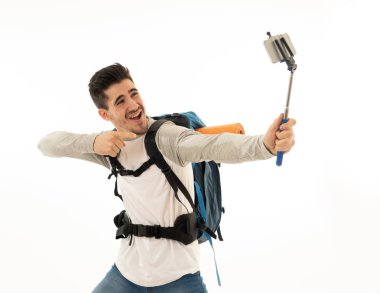 Beyaz arka plan üzerinde izole onun cep telefonu ile bir selfie alarak genç backpacker portresi. Turizm ve sosyal ağ, bağlı, kalmak dünya çapında seyahat rüya kavramı yaşayan.