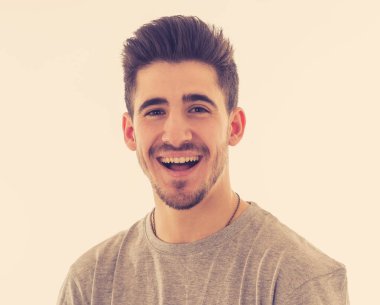 Eğleniyor mutlu genç adam portresi kapatın ve gülümseyen ve kameraya gülme sevinç. İnsanlar, insan duyguları, yüz ifadeleri, mutluluk ve gençlik güzellik kavramı.