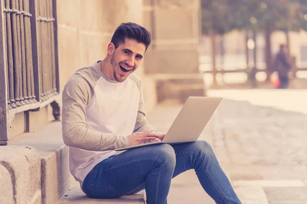 Joven Hombre Atractivo Moda Ropa Casual Que Estudia Trabajo Ordenador — Foto de Stock