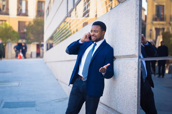 Vonzó Üzletember Beszél Szúró Mozgatható Telefon Ban Városi Utcán Boldog — Stock Fotó