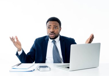 Duygu yorgun ve çok çalışan insanlar, stres, teknoloji ve fazla mesai kavramı beyaz arka planda izole Danışma, bilgisayarda bağıran kızgın ve umutsuz bir Afrikalı-Amerikalı girişimci işadamı.