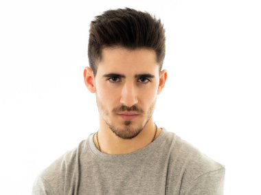 Çekici, portresi bakarak tarafsız, rahat ve ciddi insanlar yüz ifadeleri, insan duyguları, başarı ve eğitim kavramı kendine güvenen genç adam kapatın. Gri arka plan üzerinde izole.