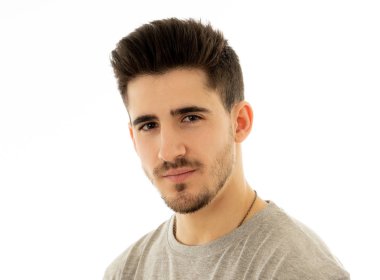 Çekici, portresi bakarak tarafsız, rahat ve ciddi insanlar yüz ifadeleri, insan duyguları, başarı ve eğitim kavramı kendine güvenen genç adam kapatın. Gri arka plan üzerinde izole.