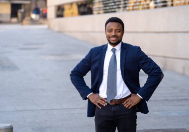 Yarım uzunluk vücut emin Olgun yakışıklı Afro-Amerikan Ceo işadamı girişimci şehir sokak kentsel arka planda açık havada şık elbiseli portresi. Kişi ve yaratıcı iş başarı.