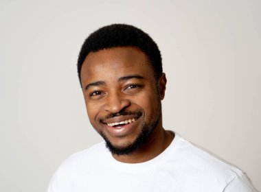 Eğlenceli ve insan duyguları yüz ifadeleri, mutluluk ve duyguları kavram mutlu gülümseyerek ve kameraya gülüyor ve bir şeyler işaret sevinç gülümseyen adam portresi.