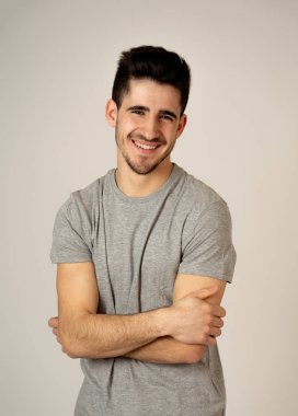 Güzel gülümseme ve şık bir görünüm ve pozlar yakışıklı genç erkek portresi. Mutluluk, güzellik ans insanlar ve moda erkekler kavramı. Gri arka plan üzerinde izole.