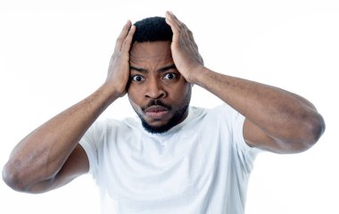 Portre yakışıklı genç adamın yüzünde insan duyguları duygu ve yüz ifadesi korkmuş ve savunma hareketleri yapma korkmuş bir ifade ile şoka girmiş. Gri arka plan üzerinde izole.