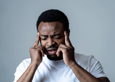 Baş ağrısı migren, eller tapınaklar gözleri kapalı gösteren güçlü ağrı acı ile yakışıklı genç Afro-Amerikan adam portresi kadar yakın. Yüz ifadeleri, insanlar ve sağlık kavramı.