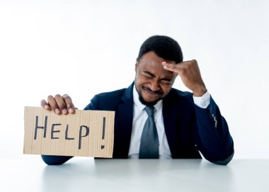 Duygu üzgün ve kurumsal overworked yardım sorun, iş kriz ve işsizlik depresyon kavramı iş için mesaj soran tutan genç çekici ve hayal kırıklığına uğramış Afrika kökenli Amerikalı işadamı.