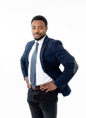 İş, insan ve office kavramı. Gülümseyen ve başarılı şirket lider CEO'su emin felling mutlu kendine güvenen genç Afro-Amerikalı işadamı portresi. Beyaz arka planda izole.