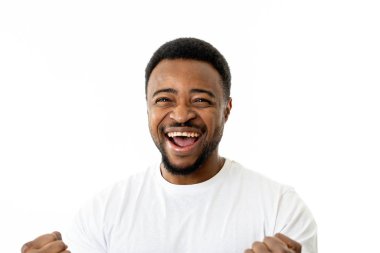 Onun amacı gerçekleştirme veya yeme Afrika kökenli Amerikalı adam hayret portresi heyecanlı, gösteren gülen zafer jest mutlu yüz yüz ifadesi, insan duygularını mutluluk. Gri arka plan üzerinde izole.