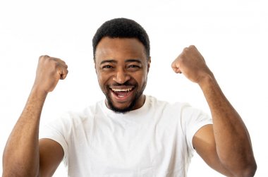 Onun amacı gerçekleştirme veya yeme Afrika kökenli Amerikalı adam hayret portresi heyecanlı, gösteren gülen zafer jest mutlu yüz yüz ifadesi, insan duygularını mutluluk. Gri arka plan üzerinde izole.