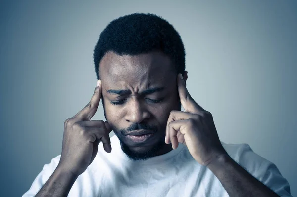 Nahaufnahme Porträt Eines Hübschen Jungen Afrikanisch Amerikanischen Mannes Mit Kopfschmerzen — Stockfoto