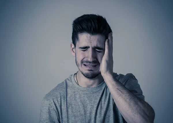 Крупный План Портрета Красивого Молодого Человека Плачущего Депрессии Выглядящего Несчастным — стоковое фото