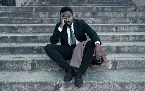 Joven Despedido Hombre Negocios Afroamericano Perdido Depresión Llorando Sentado Las — Foto de Stock