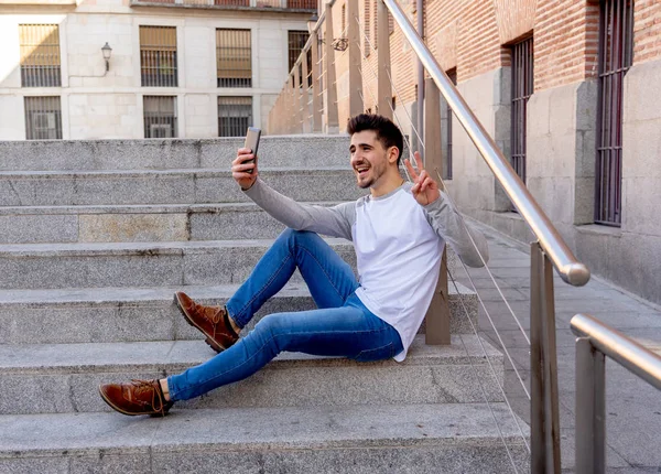 Podekscytowany Modny Młody Człowiek Biorąc Selfie Inteligentnego Telefonu Komórkowego Wakacje — Zdjęcie stockowe